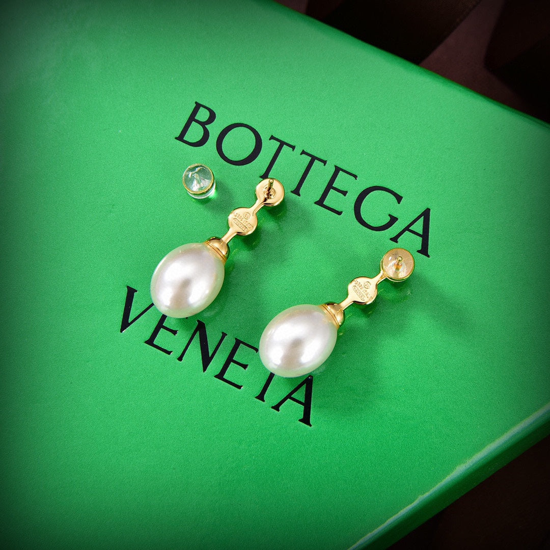 Bvlgari Pearl 18K Gold Earrings product image 3, provided for visual reference and product detail review