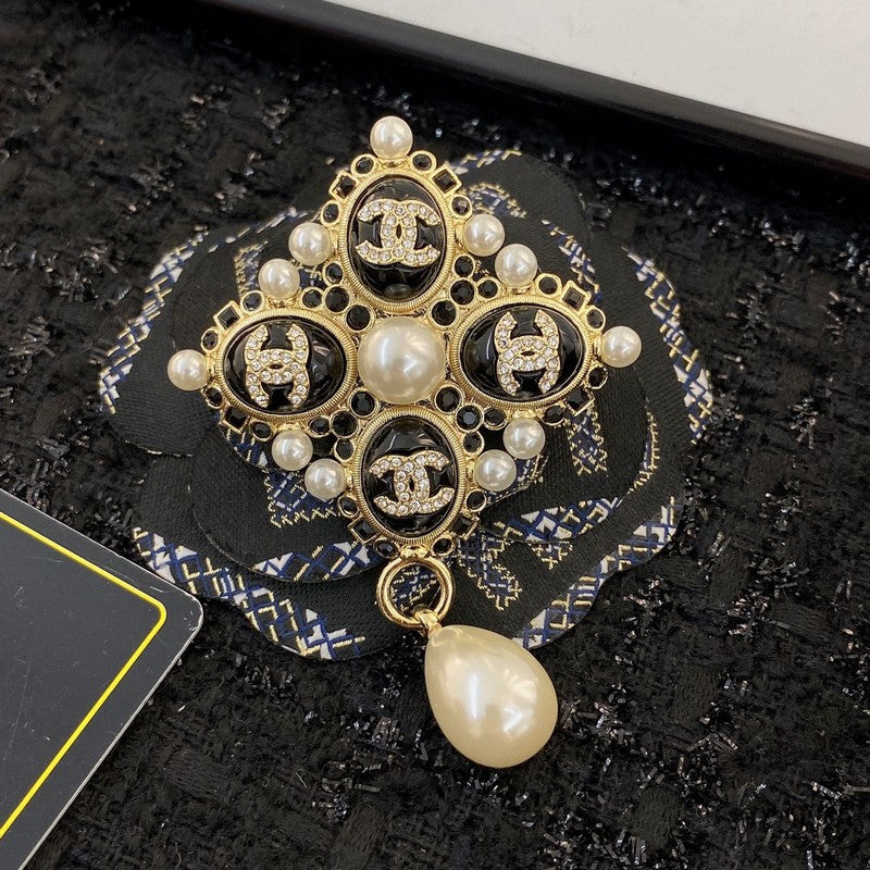 Chanel Pearl Pendant Gold 18K Gold Brooch product image 1, provided for visual reference and product detail review