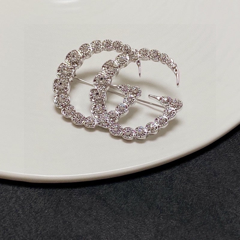 Gucci Double Crystal 18K Gold Brooch product image 4, provided for visual reference and product detail review