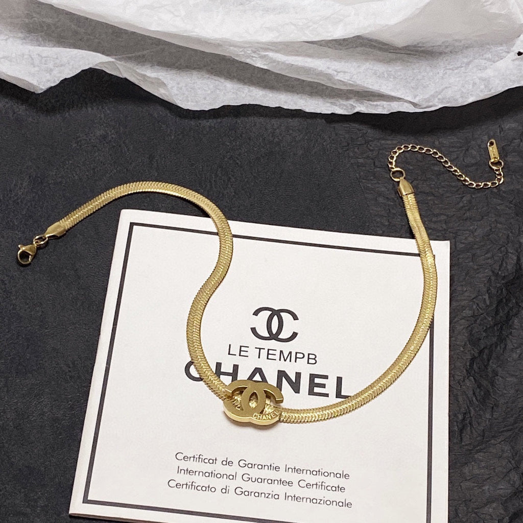 Chanel Gold Chain Choker 18K Gold Necklace product image 5, provided for visual reference and product detail review