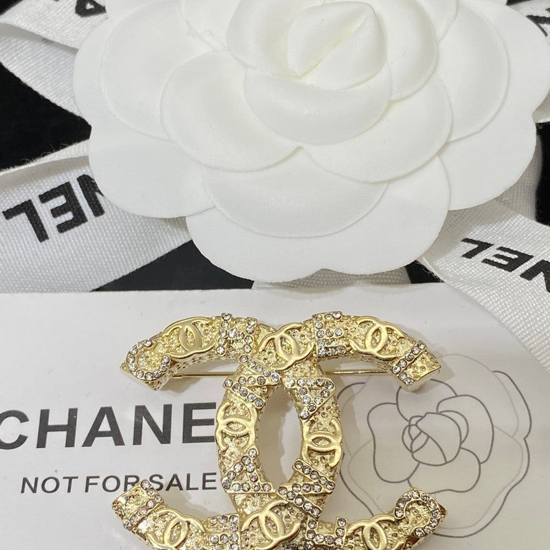 Chanel Diamond Gold 18K Gold Brooch product image 4, provided for visual reference and product detail review