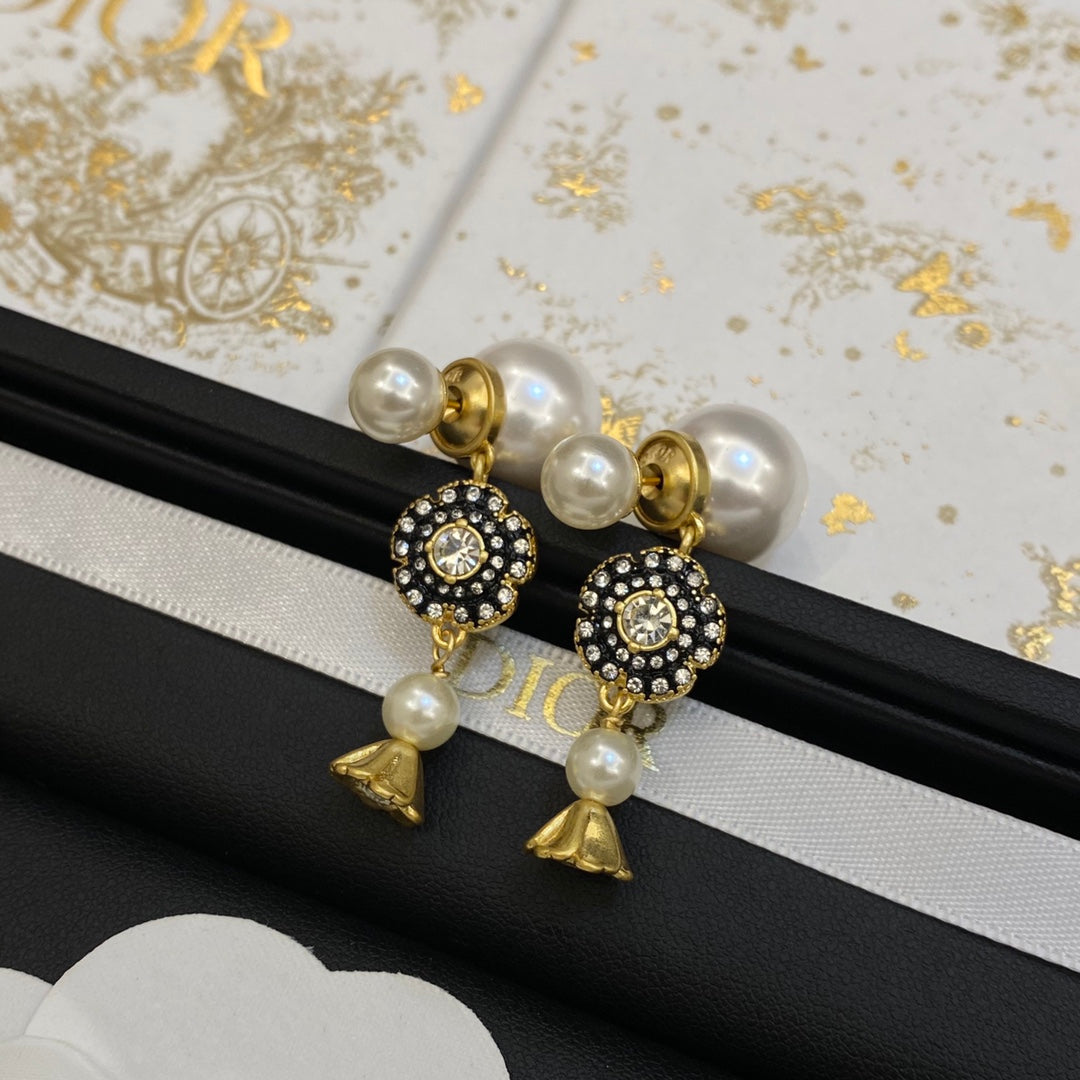 Dior Tribales 18K Gold Earrings product image 5, provided for visual reference and product detail review