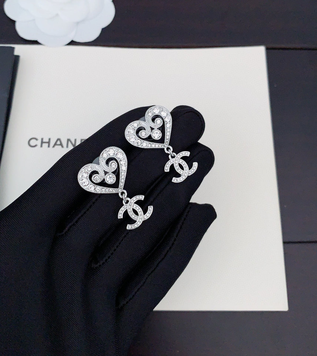 Chanel Heart Diamond 18K Gold Earrings product image 3, provided for visual reference and product detail review