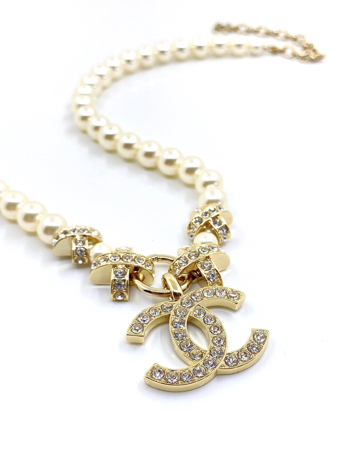 Chanel Pearls Chain 18K Gold Necklace product image 3, provided for visual reference and product detail review