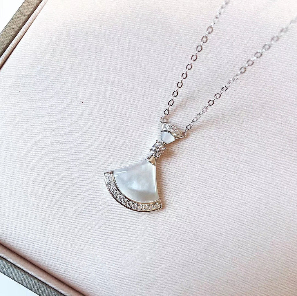 Bvlgari BVLGARI Dream Pearls 18K Gold Necklace product image 2, provided for visual reference and product detail review
