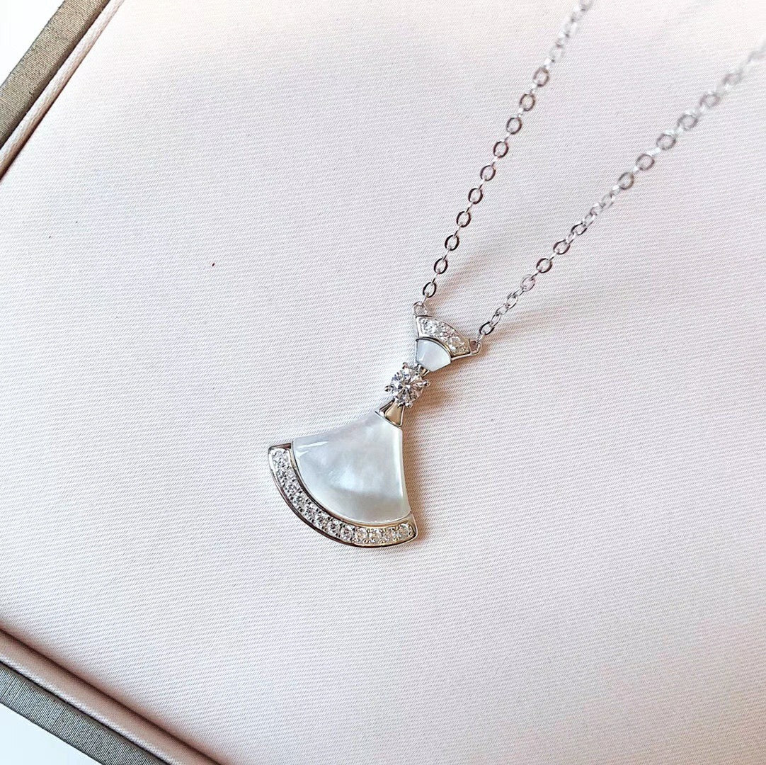 Bvlgari BVLGARI Dream Pearls 18K Gold Necklace product image 2, provided for visual reference and product detail review