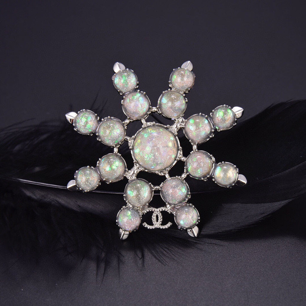 Chanel Flower Crystals 18K Gold Brooch product image 1, provided for visual reference and product detail review