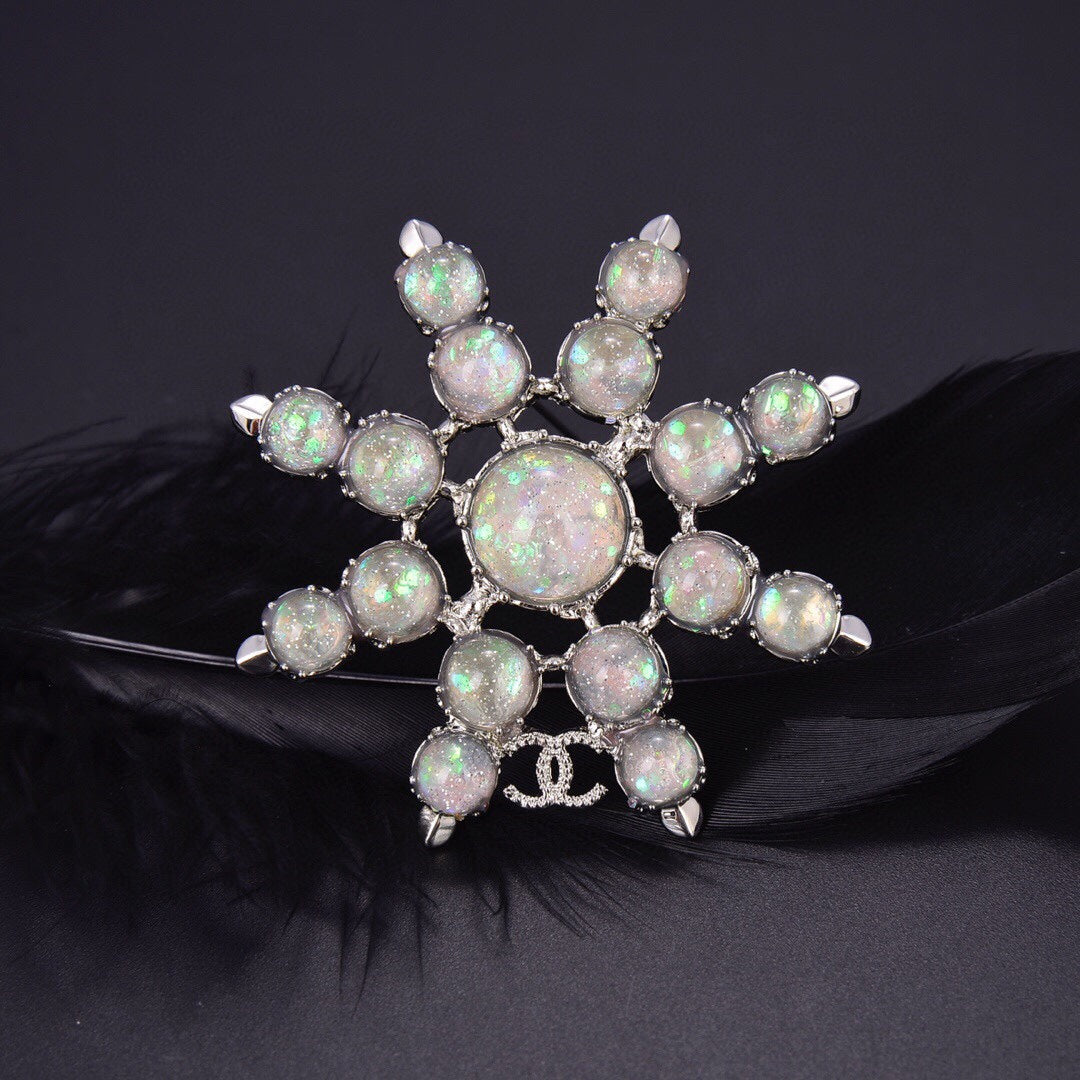 Chanel Flower Crystals 18K Gold Brooch product image 1, provided for visual reference and product detail review