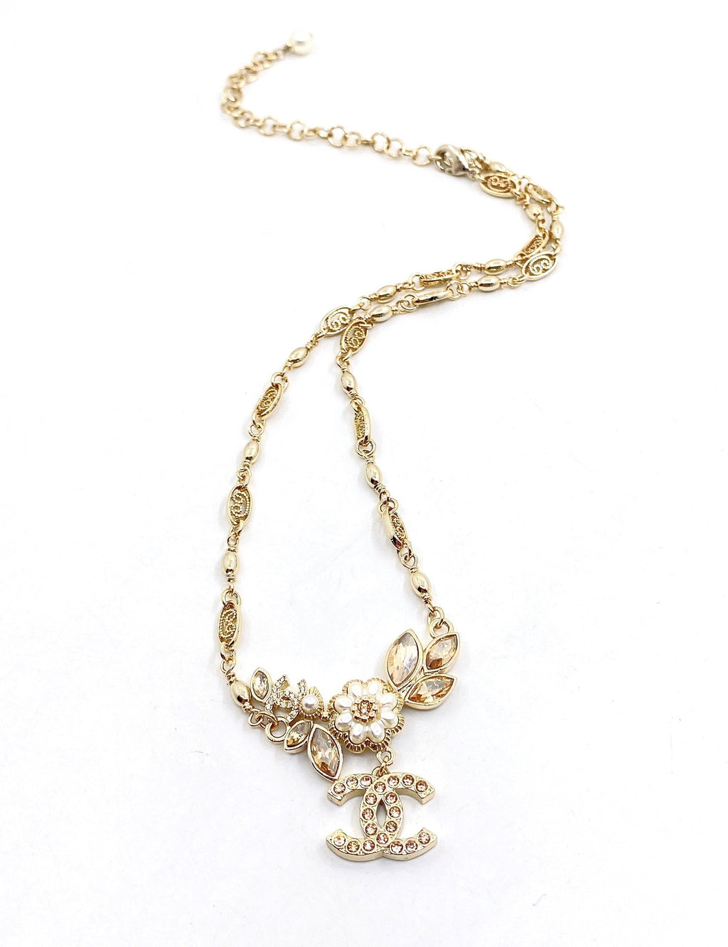 Chanel Flowers Diamonds 18K Gold Necklace product image 4, provided for visual reference and product detail review