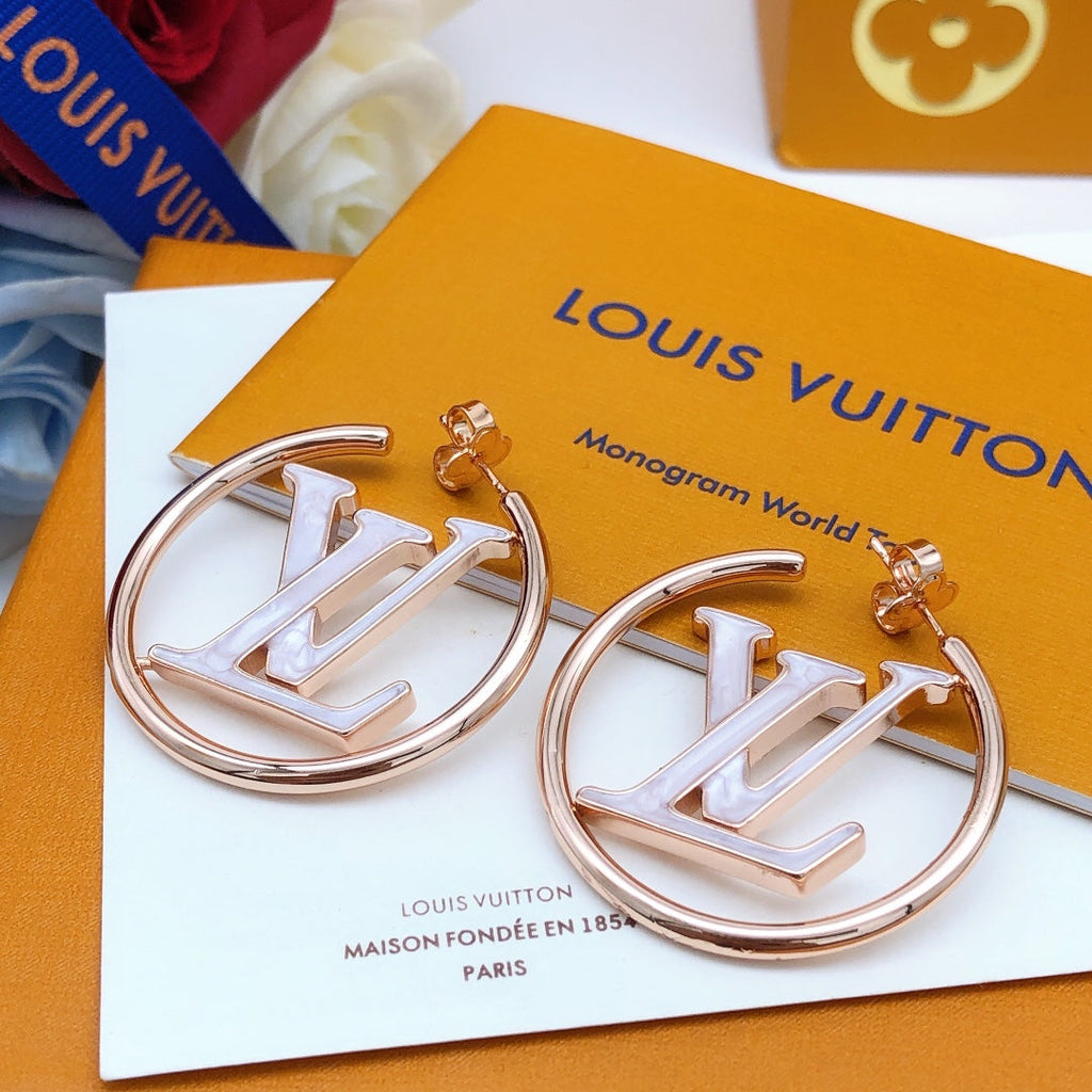 Louis Vuitton Louise Hoop Pearls 18K Gold Earrings product image 3, provided for visual reference and product detail review