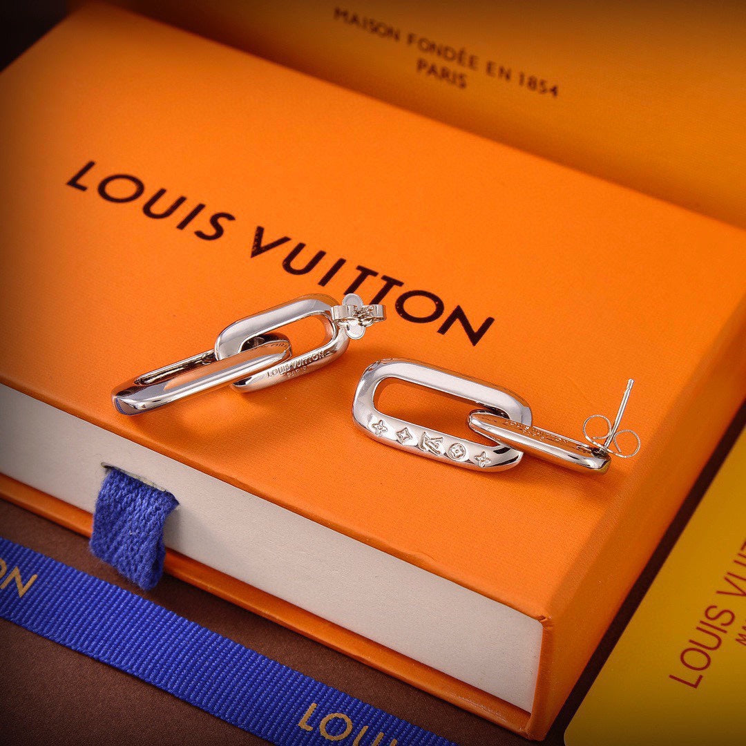 Louis Vuitton Edge 18K Gold Earrings product image 3, provided for visual reference and product detail review