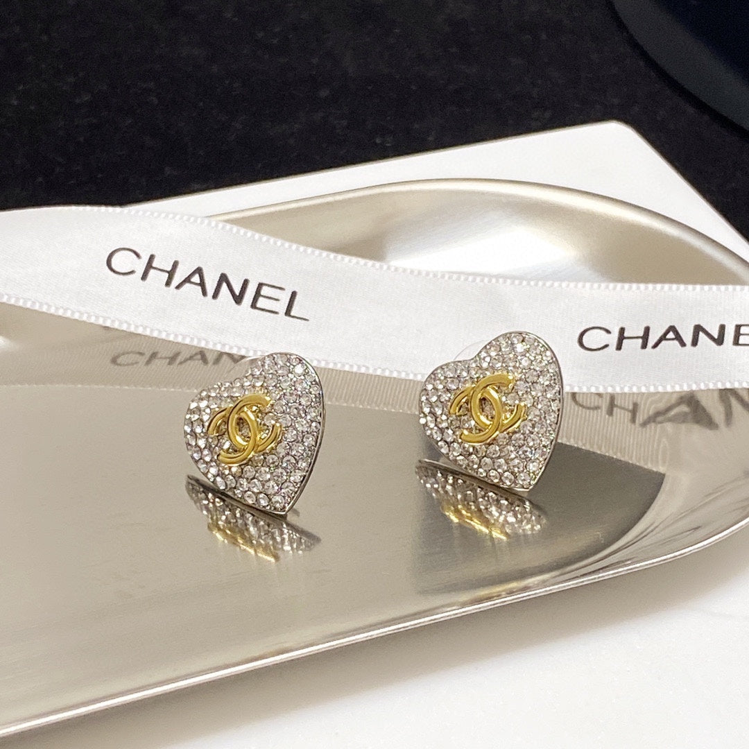 Chanel Heart Diamonds 18K Gold Earrings product image 5, provided for visual reference and product detail review