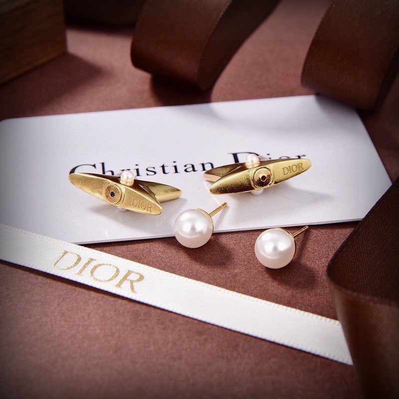 Dior Tribales Star 18K Gold Earrings product image 9, provided for visual reference and product detail review