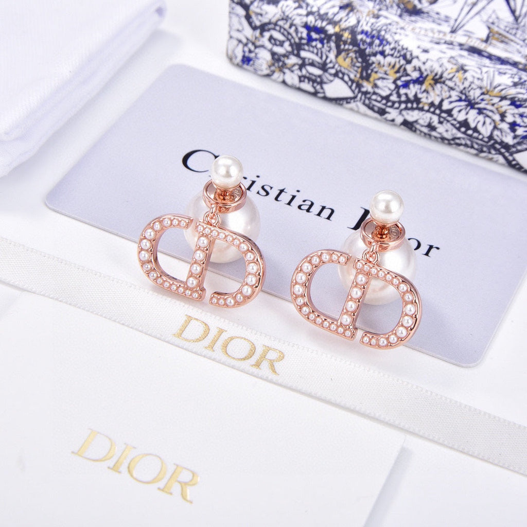 Dior 30 Montaigne 18K Gold Earrings product image 3, provided for visual reference and product detail review
