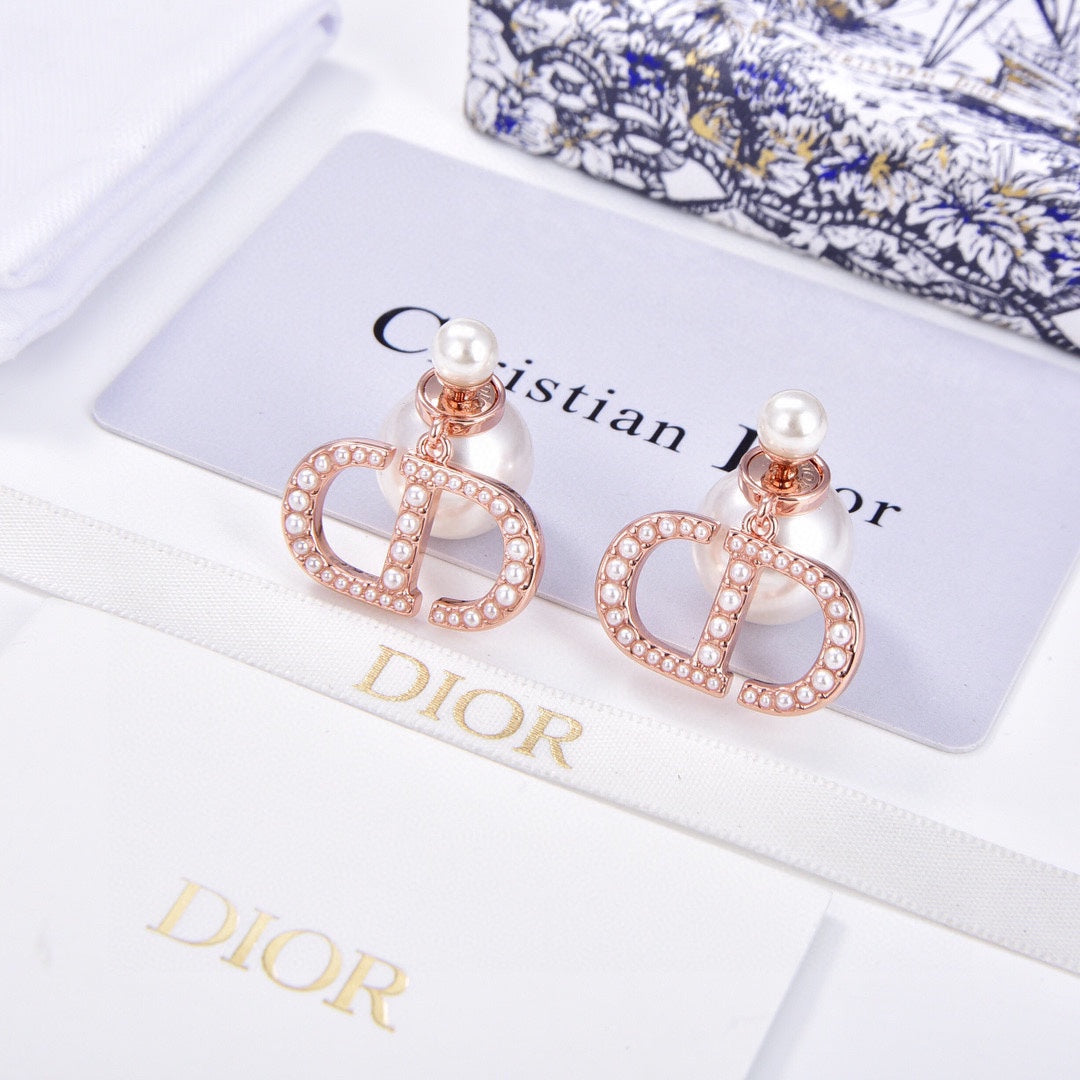 Dior 30 Montaigne 18K Gold Earrings product image 3, provided for visual reference and product detail review