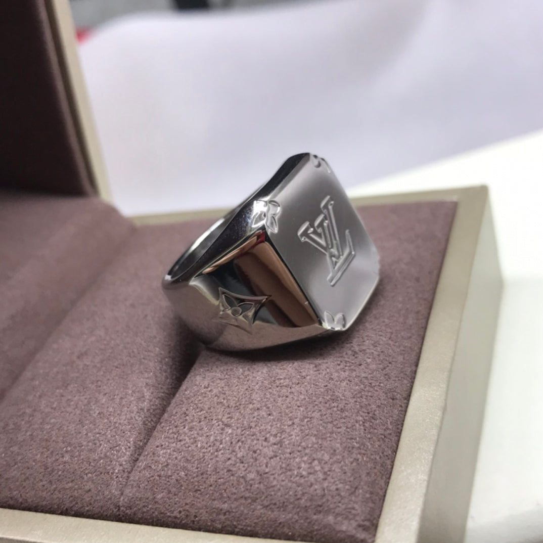 Louis Vuitton Monogram Signet 18K Gold Ring product image 2, provided for visual reference and product detail review