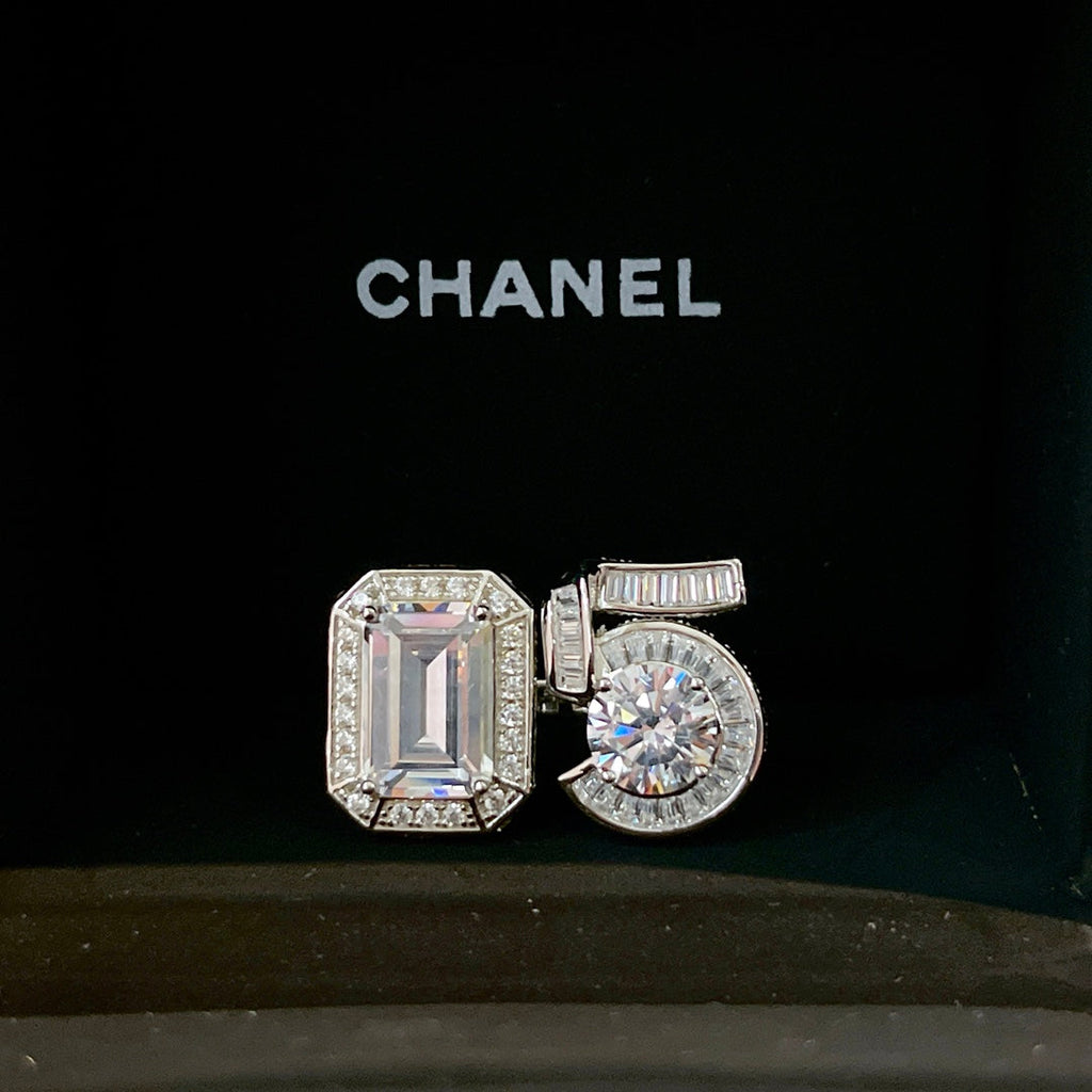 Chanel No.5 Diamonds 18K Gold Ring product image 5, provided for visual reference and product detail review