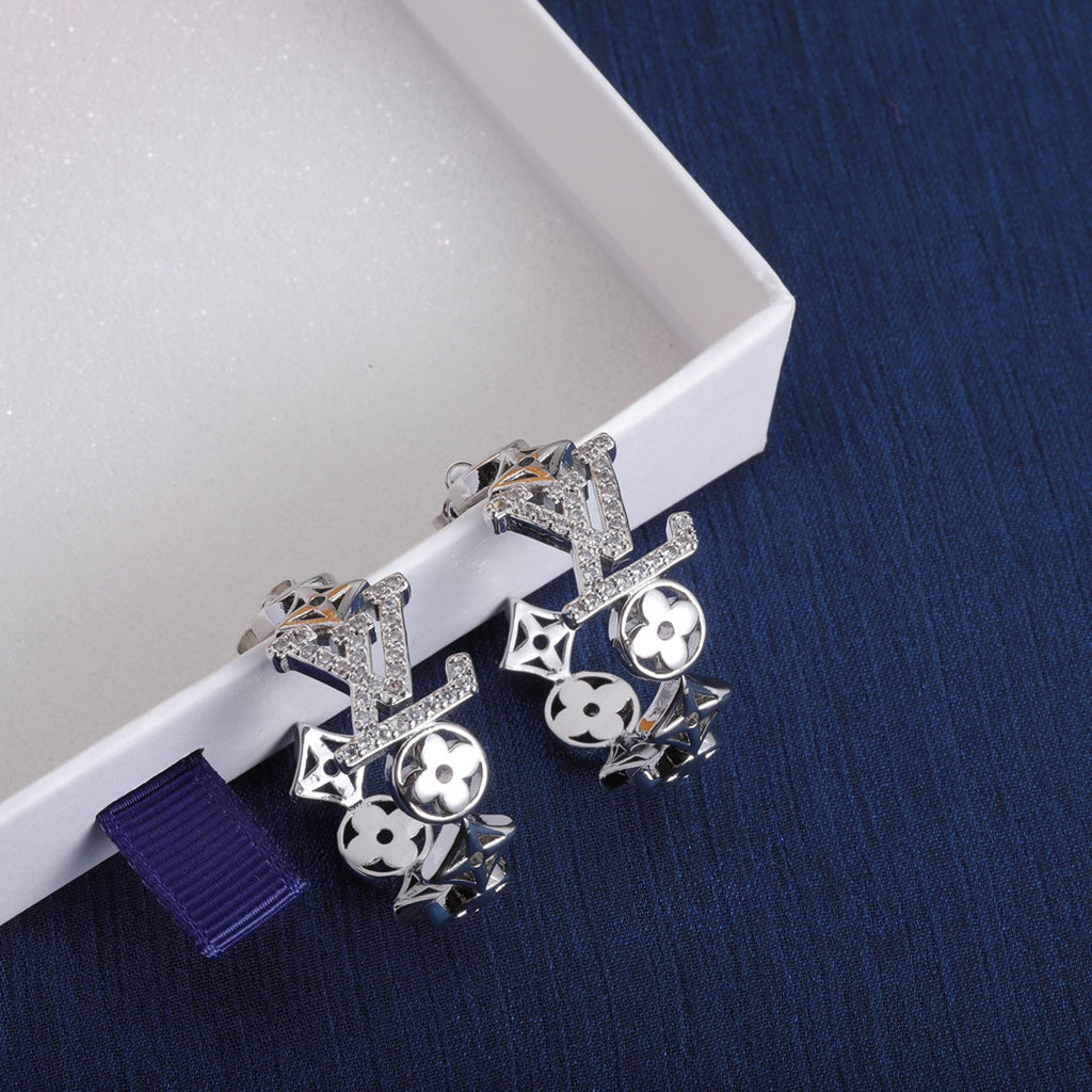 Louis Vuitton Script Diamonds 18K Gold Earrings product image 4, provided for visual reference and product detail review