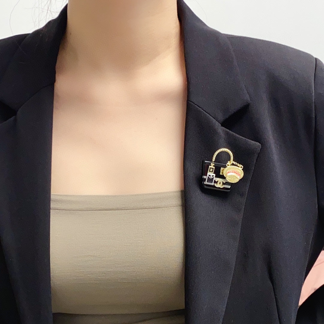 Chanel Bag 18K Gold Brooch product image 4, provided for visual reference and product detail review