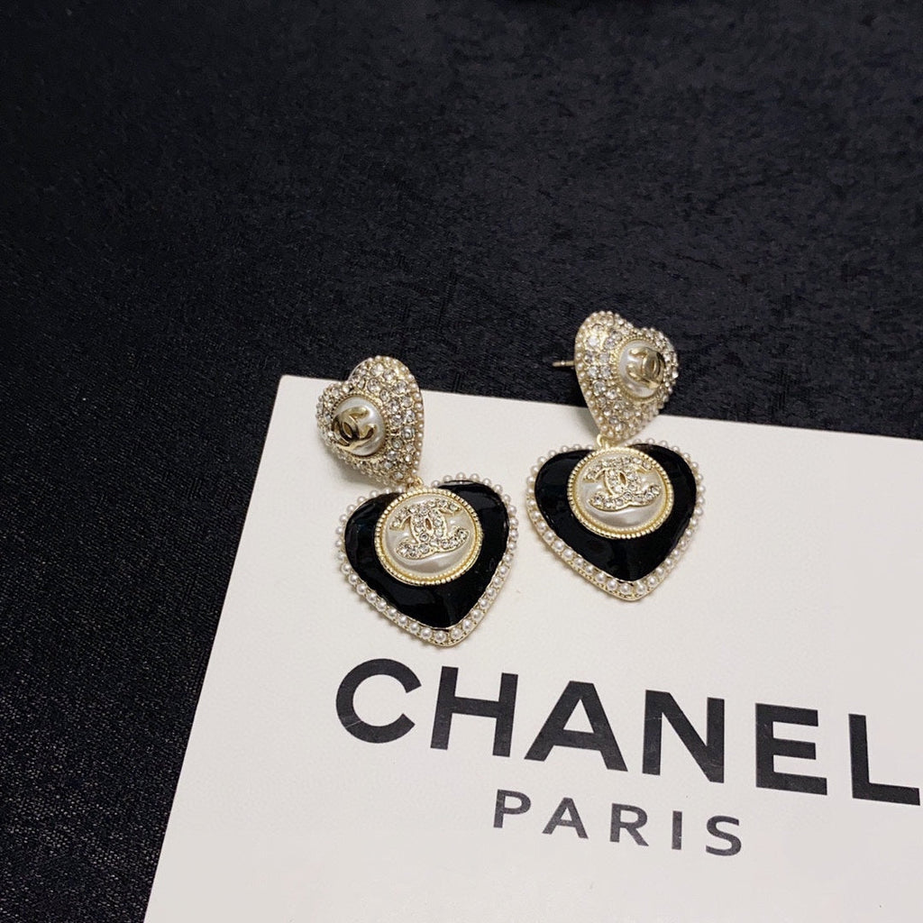 Chanel Black Heart 18K Gold Earrings product image 5, provided for visual reference and product detail review
