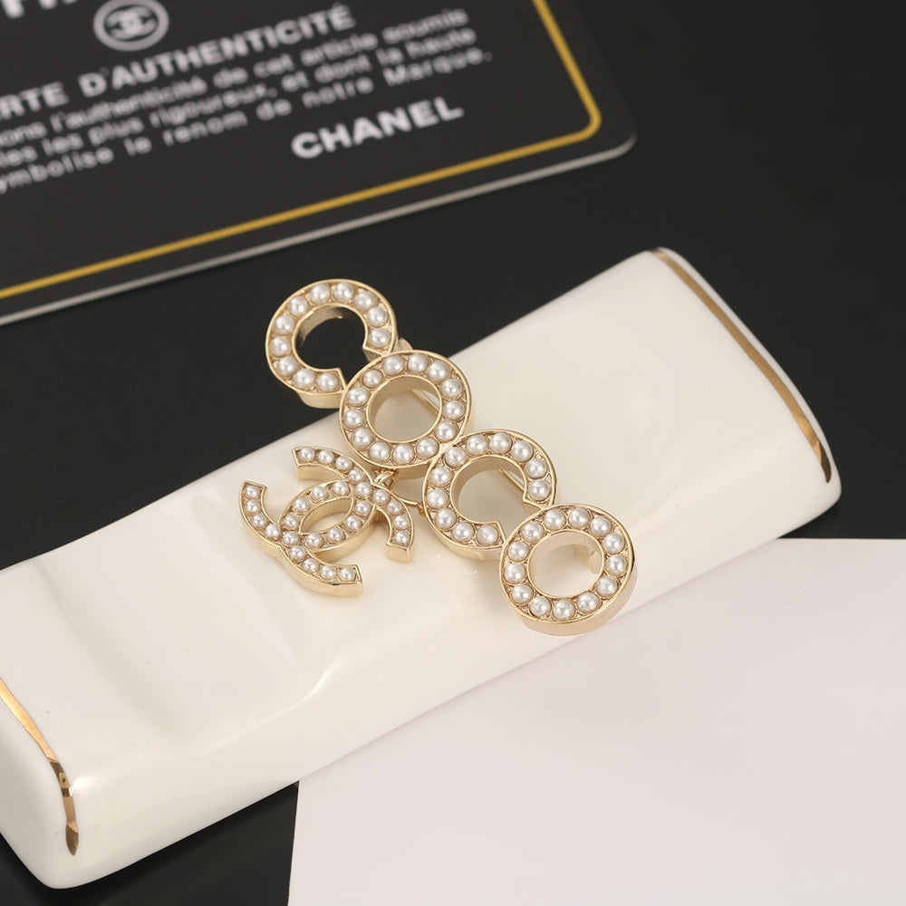 Chanel Coco Crush Pearls 18K Gold Brooch product image 5, provided for visual reference and product detail review