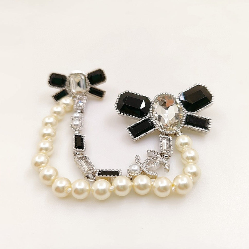 Chanel Black Bow Pearls 18K Gold Brooch product image 1, provided for visual reference and product detail review