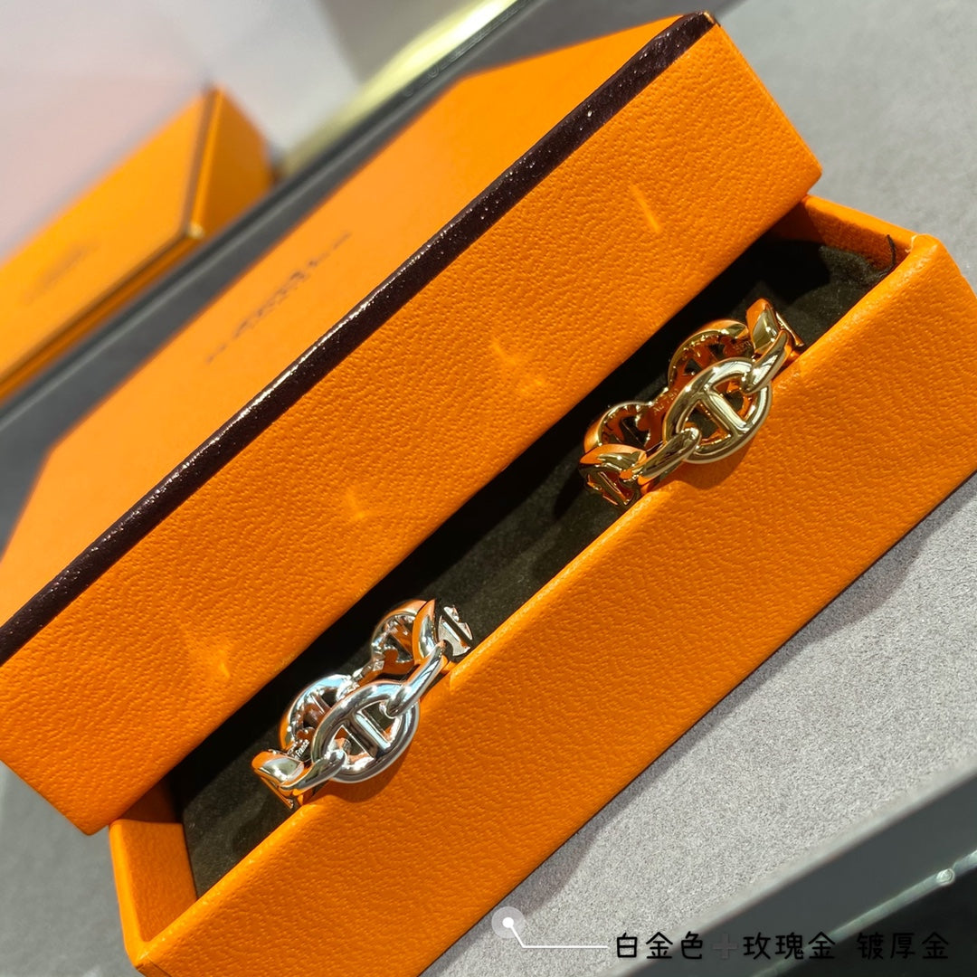 Hermes Chaine D'Ancre Enchainee 18K Gold Ring product image 5, provided for visual reference and product detail review