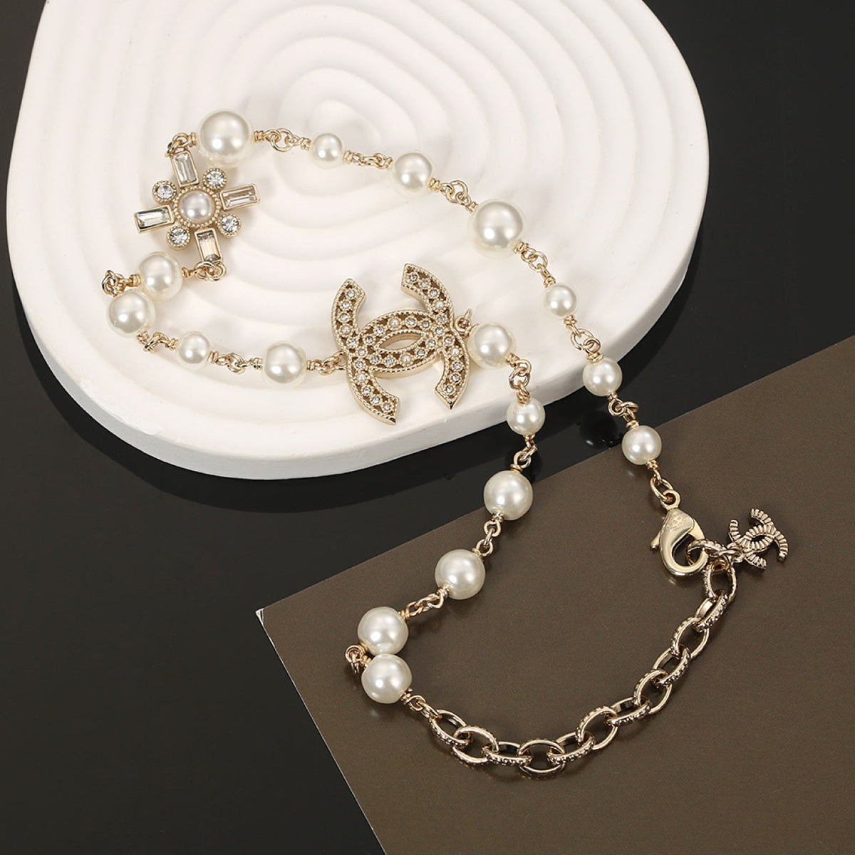 Chanel Flower Pearls 18K Gold Necklace product image 3, provided for visual reference and product detail review