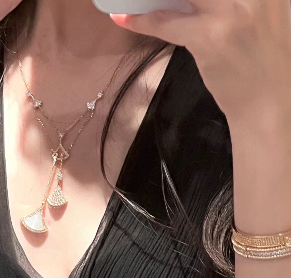 Bvlgari BVLGARI Dream Pearls 18K Gold Necklace product image 5, provided for visual reference and product detail review