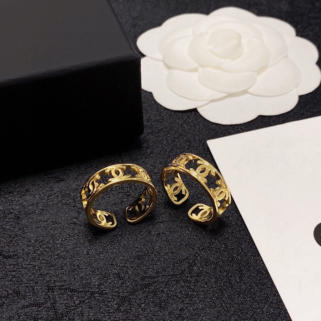 Chanel Vintage Openwork 18K Gold Ring product image 4, provided for visual reference and product detail review