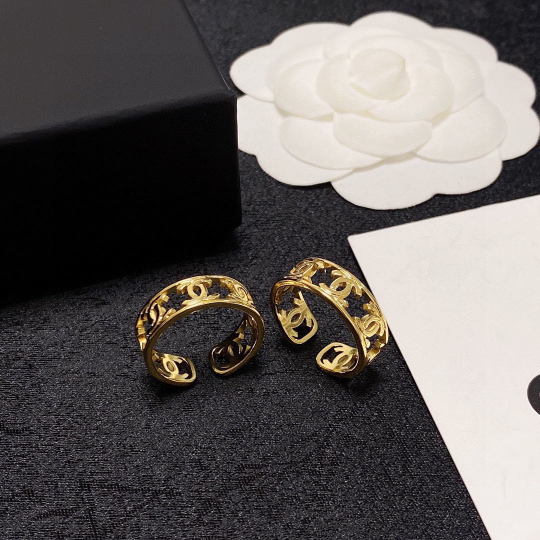 Chanel Vintage Openwork 18K Gold Ring product image 4, provided for visual reference and product detail review