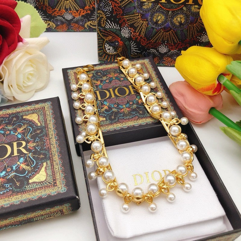 Dior 30 Montaigne Pearl 18K Gold Necklace product image 5, provided for visual reference and product detail review