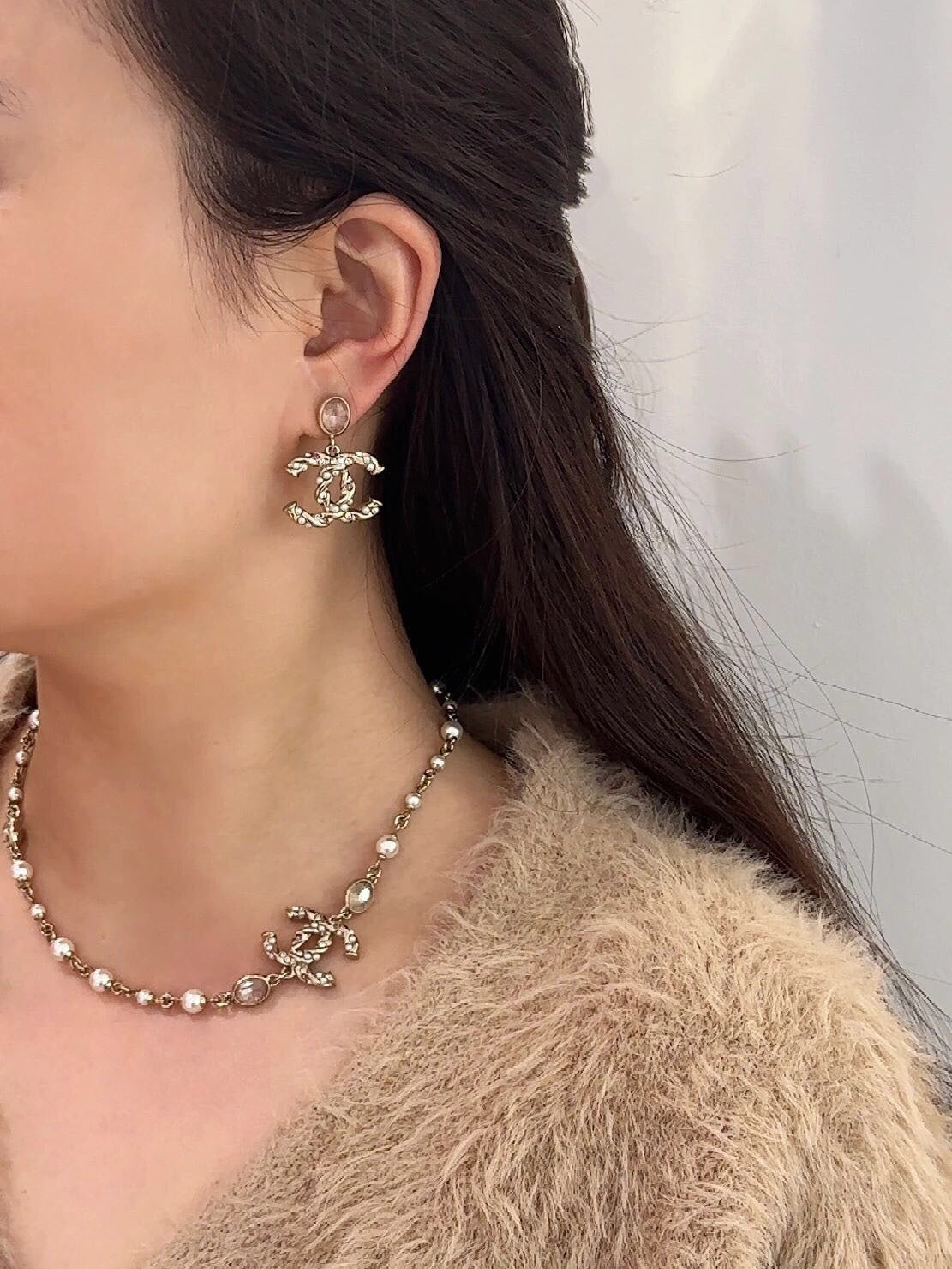 Chanel Pearls 18K Gold Necklace product image 3, provided for visual reference and product detail review
