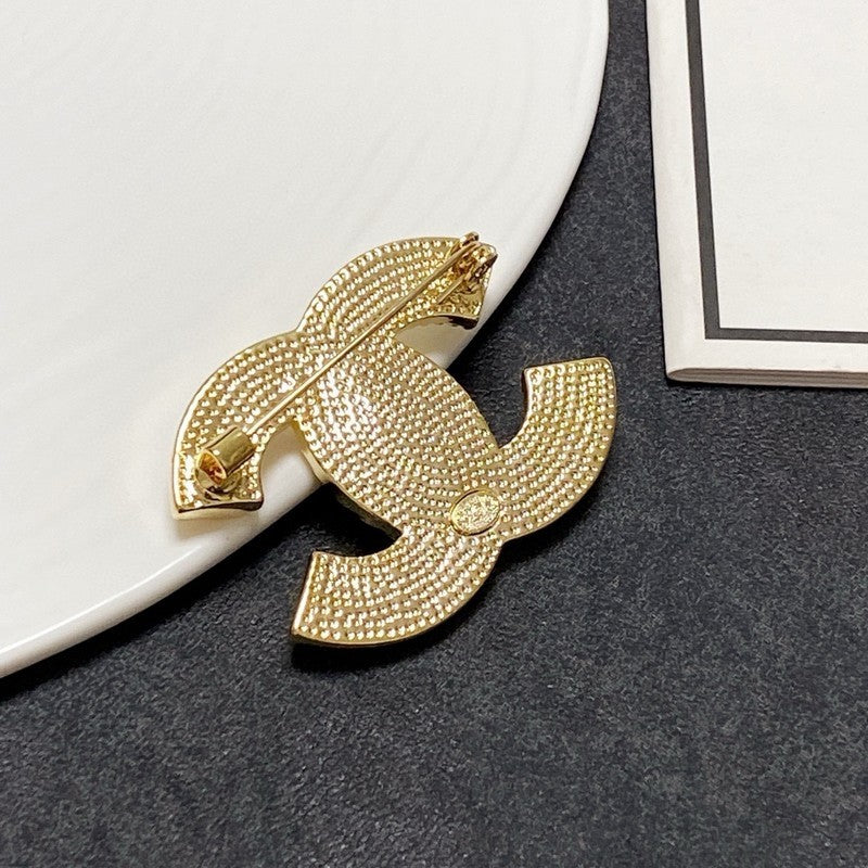Chanel Pearl Gold 18K Gold Brooch product image 4, provided for visual reference and product detail review