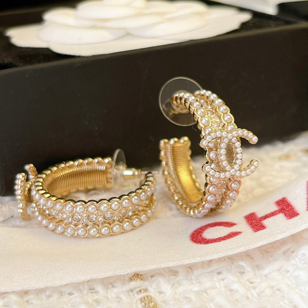 Chanel Pearls 18K Gold Earrings product image 3, provided for visual reference and product detail review