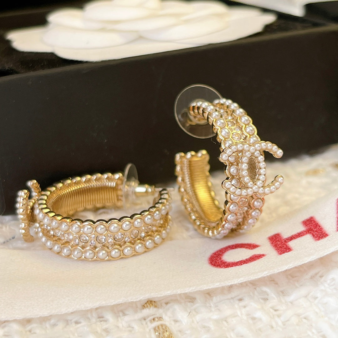 Chanel Pearls 18K Gold Earrings product image 3, provided for visual reference and product detail review