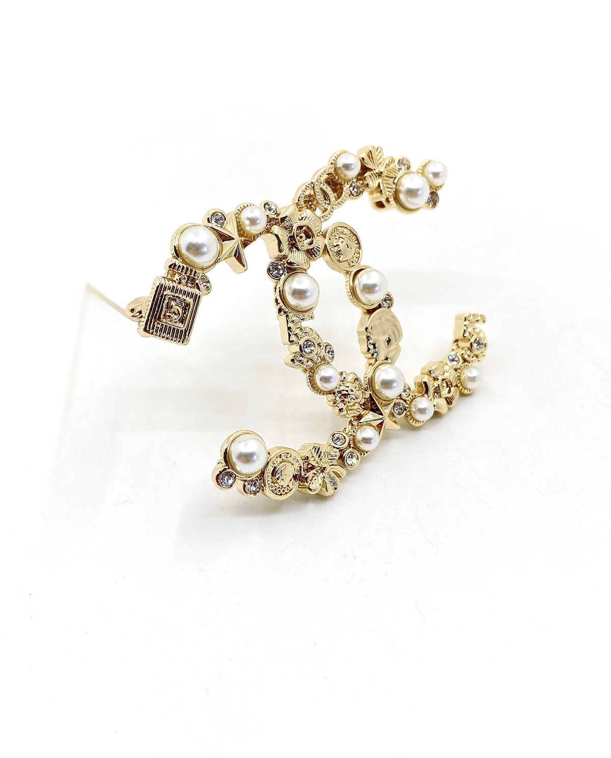 Chanel Pearls 18K Gold Brooch product image 3, provided for visual reference and product detail review