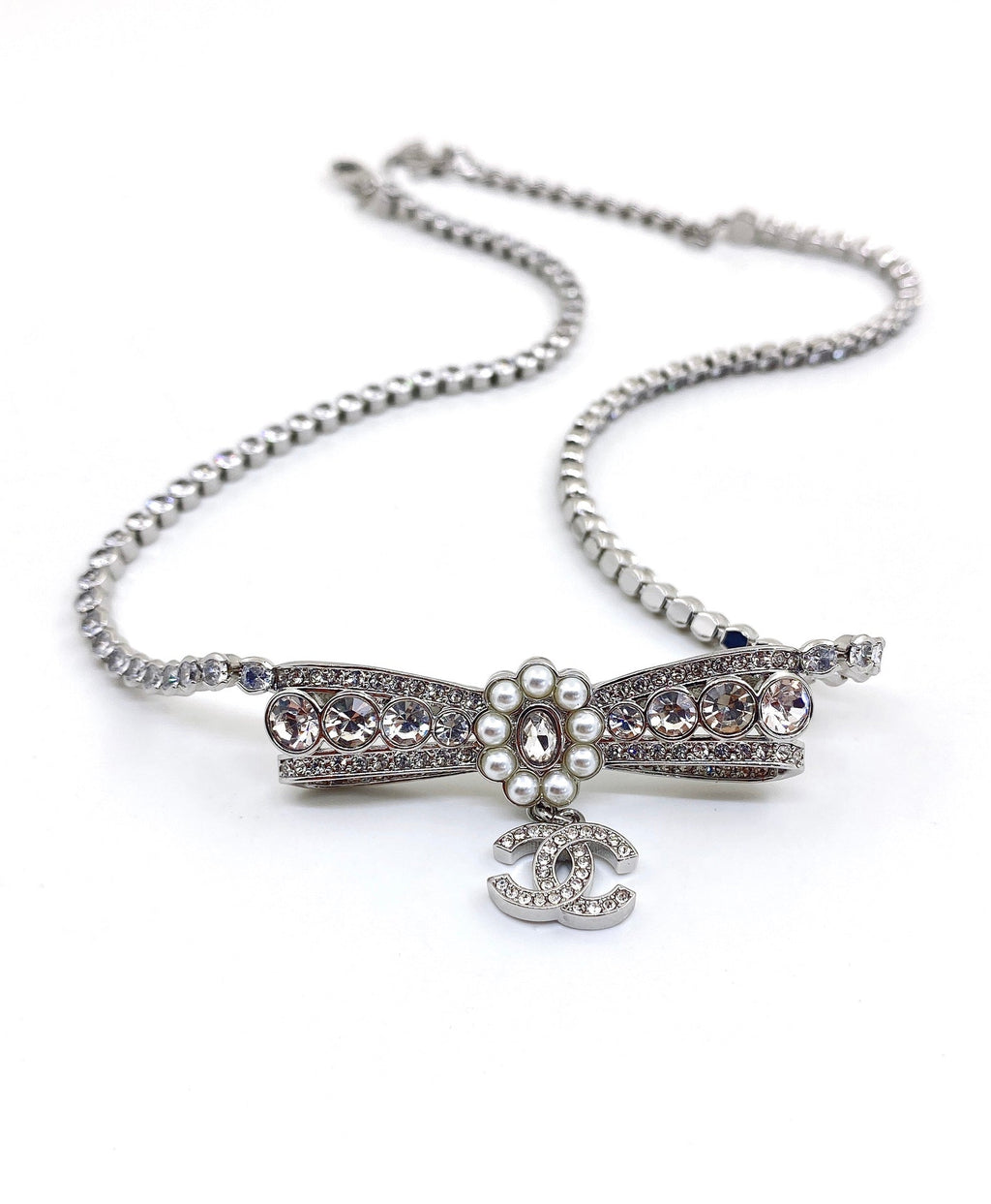 Chanel Diamonds Bow Tie 18K Gold Necklace product image 3, provided for visual reference and product detail review