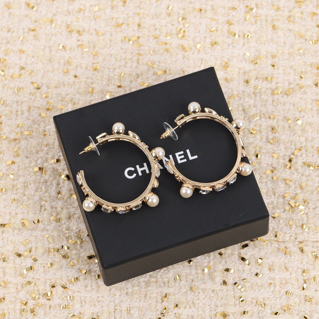 Chanel Pearl Crystal 18K Gold Earrings product image 1, provided for visual reference and product detail review
