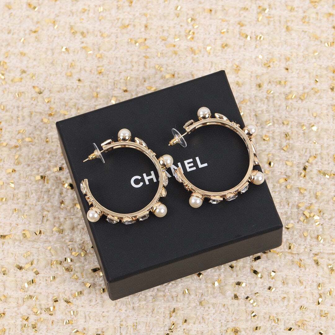 Chanel Pearl Crystal 18K Gold Earrings product image 1, provided for visual reference and product detail review