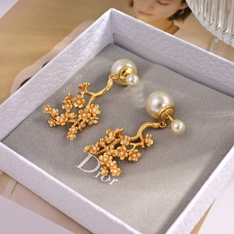 Dior Tribales Tree Clip 18K Gold Earrings product image 3, provided for visual reference and product detail review