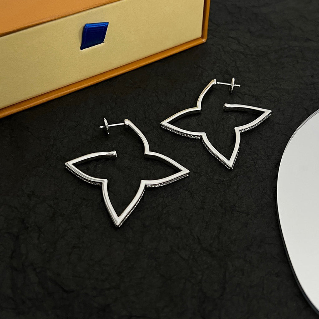 Louis Vuitton Debuts Blossom 18K Gold Earrings product image 1, provided for visual reference and product detail review