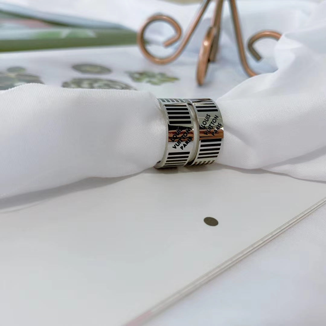 Louis Vuitton Damier Black 18K Gold Ring product image 2, provided for visual reference and product detail review
