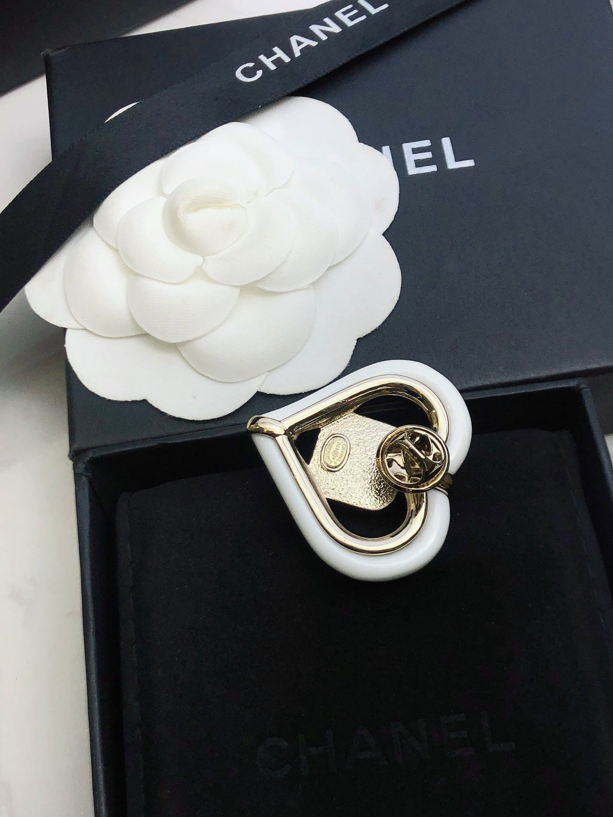 Chanel Heart 18K Gold Brooch product image 5, provided for visual reference and product detail review