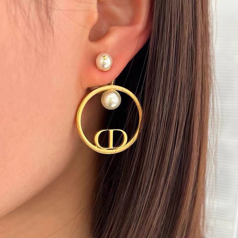 Dior Circle Pearls 18K Gold Earrings product image 2, provided for visual reference and product detail review