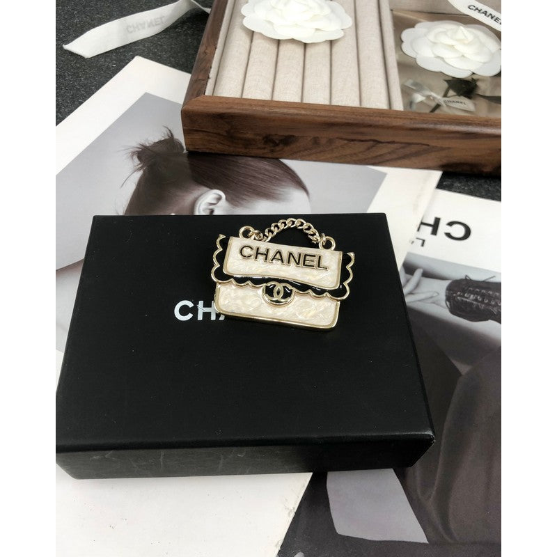 Chanel White Bag 18K Gold Brooch product image 3, provided for visual reference and product detail review