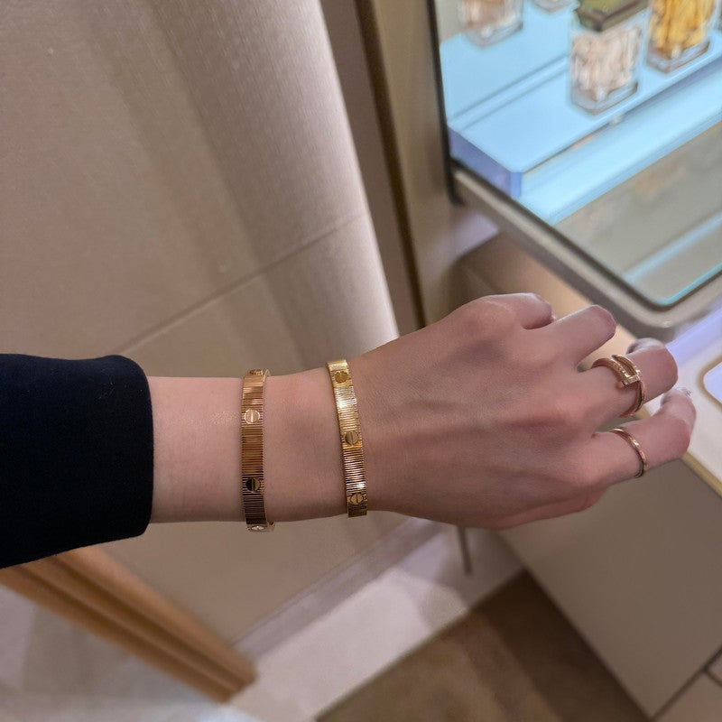 Love Unlimited 18K Gold Bracelet product image 8, provided for visual reference and product detail review