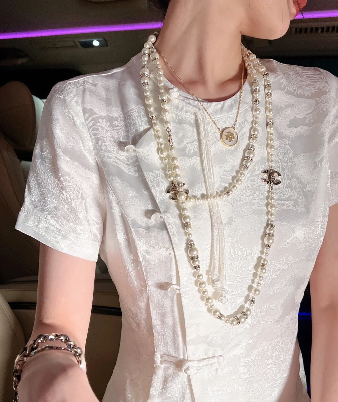 Chanel Pearls Long 18K Gold Necklace product image 3, provided for visual reference and product detail review