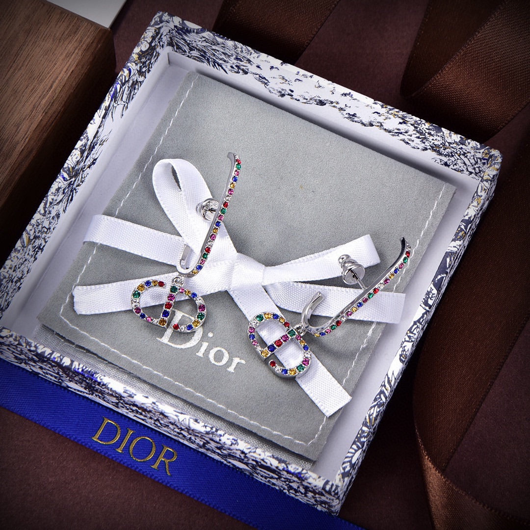 Dior 30 Montaigne Crystals 18K Gold Earrings product image 5, provided for visual reference and product detail review