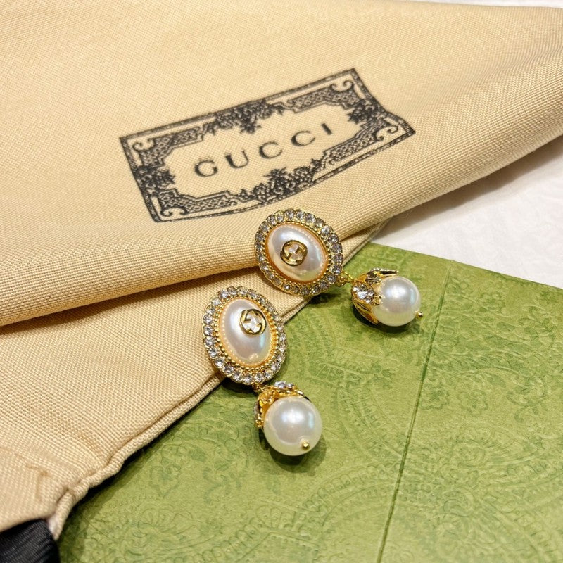Gucci Double Flower Pearl 18K Gold Earrings product image 3, provided for visual reference and product detail review